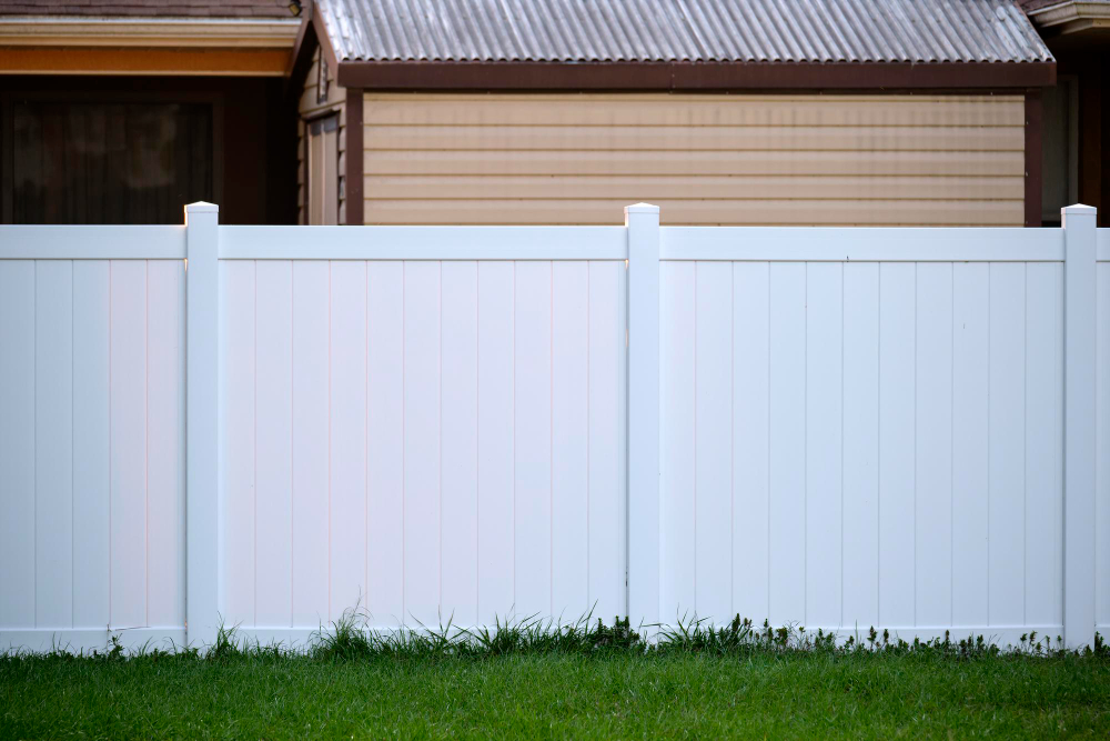 Durability and Ease: The Perks of Vinyl Fences
